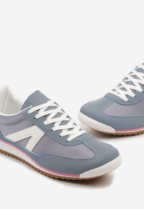 Renee - Niebieskie Sneakersy Ozdobione Geometrycznym Motywem Clevandra. Okazja: na co dzień. Kolor: niebieski. Materiał: jeans. Szerokość cholewki: normalna. Wzór: aplikacja, geometria