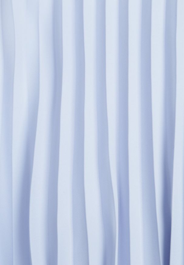 Renee - Jasnoniebieska Plisowana Sukienka Midi z Plisami na Dole i Paskiem w Talii Wrensilva. Kolor: niebieski. Materiał: materiał. Styl: elegancki. Długość: midi