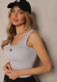 Renee - Szary Top Prążkowany z Usztywnianymi Miseczkami Ozdobiony Literą Nevoliene. Okazja: na co dzień. Kolor: szary. Materiał: prążkowany. Wzór: aplikacja. Styl: elegancki, casual #5