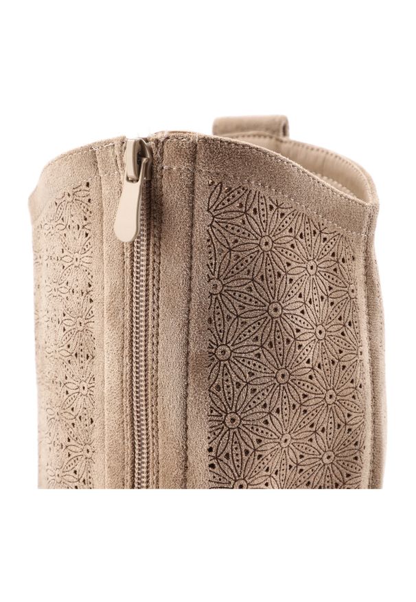 Kozaki damskie S.Barski, cholewka z materiału zapinane na suwak elegancki fason w stylu boho, beżowe, HY61-8022. Okazja: na co dzień. Kolor: beżowy. Szerokość cholewki: normalna. Wzór: ażurowy, geometria. Materiał: materiał. Sezon: jesień, lato, zima. Obcas: na obcasie. Styl: boho, elegancki. Wysokość obcasa: niski