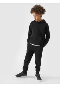 4f - 4F Spodnie dresowe joggery chłopięce - czarne 146 (10-11 lat). Okazja: na co dzień. Kolor: czarny. Materiał: dresówka. Wzór: gładki, ze splotem. Sezon: lato. Styl: casual, sportowy #1