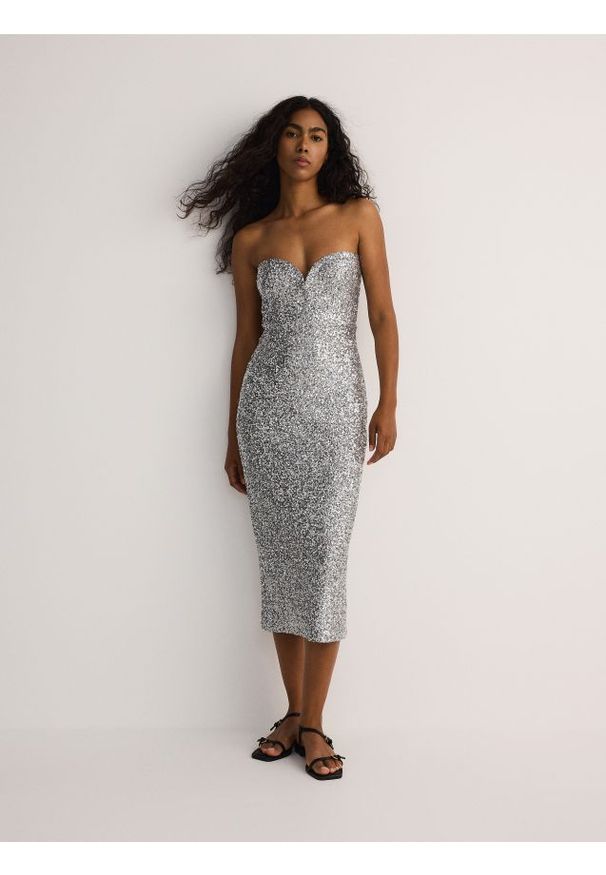 Reserved - Cekinowa sukienka midi - srebrny. Kolor: srebrny. Materiał: dzianina. Długość: midi