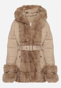 Born2be - Beżowa Taliowana Kurtka z Paskiem Kapturem i Ozdobnym Futrem Rainaria. Okazja: na co dzień, do pracy, na spotkanie biznesowe. Kolor: beżowy. Materiał: futro. Styl: biznesowy, casual, retro, elegancki #3