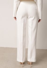 Born2be - Białe Garniturowe Spodnie VICES na Kant z Wszytym Paskiem z Klamrą Azivore. Okazja: na co dzień, na spotkanie biznesowe. Kolor: biały. Styl: casual, biznesowy, elegancki #3