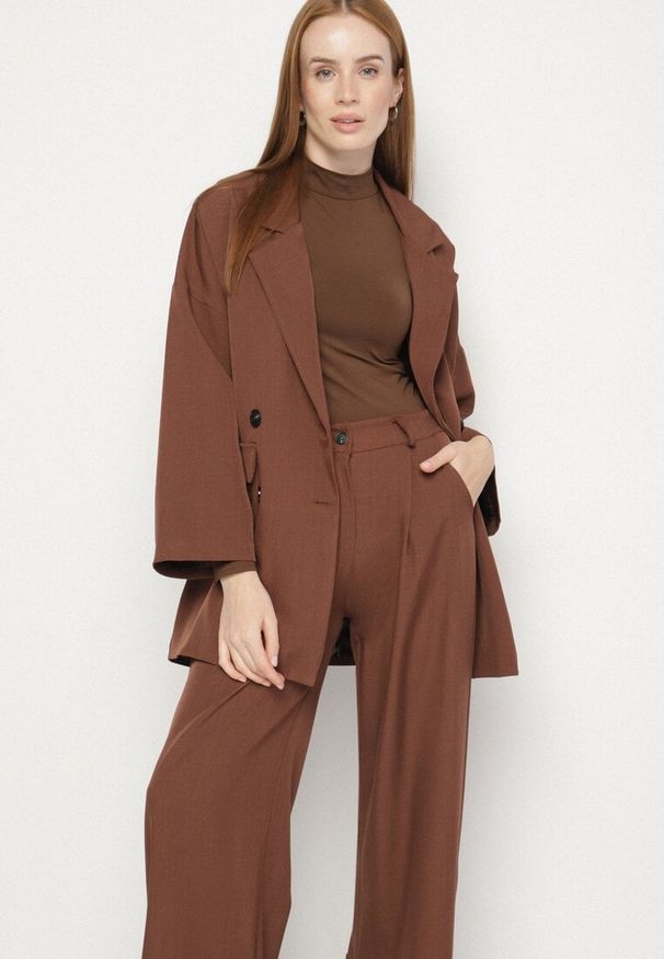 Born2be - Brązowy Komplet Garniturowy Dwurzędowa Marynarka Oversize i Szerokie Spodnie Tevalda. Kolor: brązowy. Wzór: aplikacja