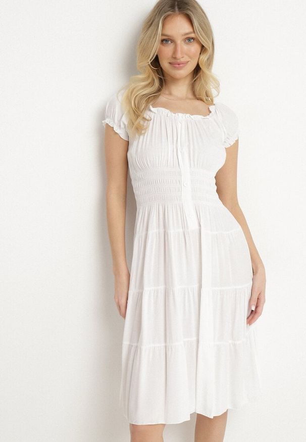 Born2be - Biała Bawełniana Rozkloszowana Sukienka z Guzikami i Bufiastymi Rękawami Annivi. Okazja: na co dzień. Kolor: biały. Materiał: bawełna. Styl: klasyczny, casual, elegancki