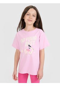 4f - 4F T-shirt regular z nadrukiem dziewczęcy - różowy 158 (12-13 lat). Okazja: na co dzień. Kolor: różowy. Materiał: bawełna, jersey, dzianina. Długość rękawa: krótki rękaw. Długość: krótkie. Wzór: nadruk. Sezon: lato. Styl: sportowy, casual, klasyczny
