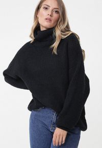 Born2be - Czarny Golf Oversize Out Of This World. Okazja: na co dzień, na spacer. Typ kołnierza: golf. Kolor: czarny. Materiał: skóra, wiskoza, jeans. Styl: klasyczny, casual #4