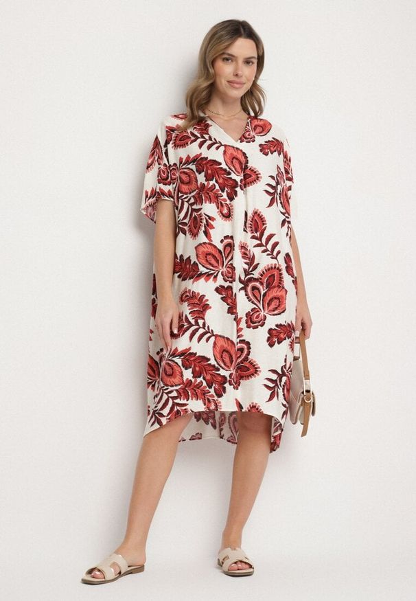 Born2be - Bordowa Sukienka z Lnem i Wiskozą Ozdobiona Cyrkoniami Sadelune. Okazja: na co dzień. Typ kołnierza: dekolt w serek. Kolor: czerwony. Materiał: len, wiskoza. Wzór: aplikacja. Styl: klasyczny, casual, elegancki