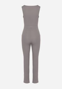 Born2be - Szary Kopertowy Kombinezon Bodycon bez Rękawów z Ozdobnym Łańcuchem Yaelia. Kolor: szary. Długość rękawa: bez rękawów. Długość: długie. Styl: elegancki #4