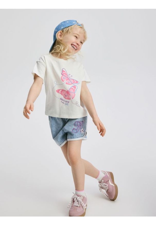 Reserved - Jeansowe szorty z lamówką - niebieski. Kolor: niebieski. Materiał: jeans