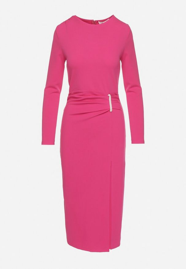 Born2be - Fuksjowa Taliowana Sukienka Vices z Marszczeniem i Perełkami Adorre. Kolor: różowy. Wzór: aplikacja. Styl: klasyczny, elegancki