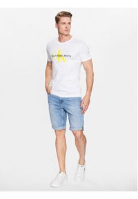 Calvin Klein Jeans T-Shirt J30J320806 Biały Regular Fit. Kolor: biały. Materiał: bawełna