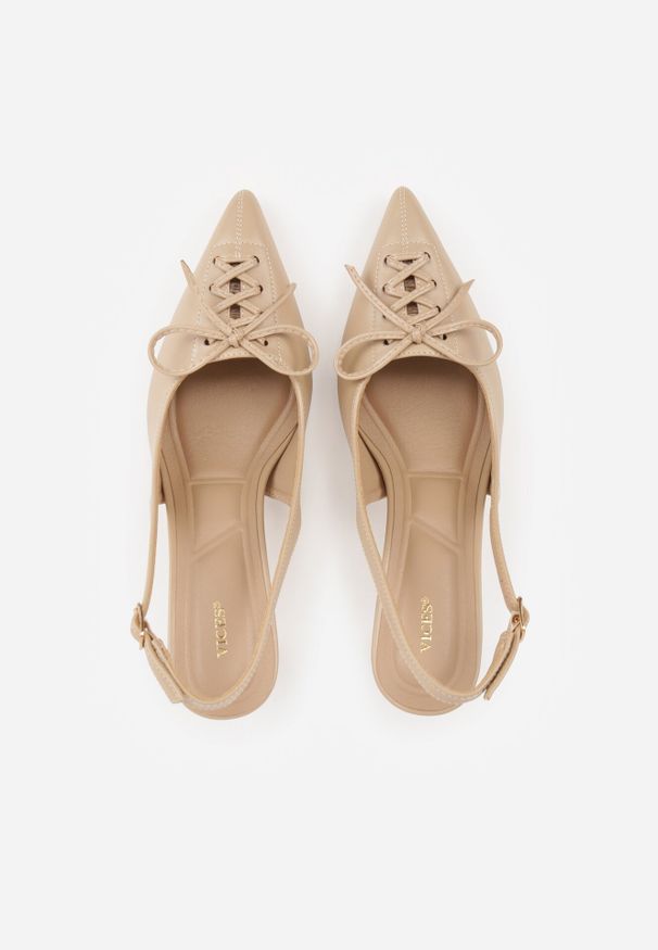 Born2be - Ciemnobeżowe Szpilki VICES z Odkrytą Piętą i Ozdobnym Gorsetowym Sznurowaniem Aziruna. Okazja: na co dzień, do pracy, na spotkanie biznesowe. Nosek buta: szpiczasty. Kolor: beżowy. Materiał: jeans. Obcas: na szpilce. Styl: casual, biznesowy, elegancki