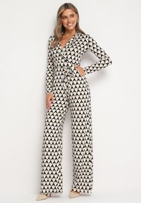 Born2be - Beżowy Kombinezon z Wiązanym Paskiem w Geometryczny Print Ninatti. Okazja: na randkę, na imprezę. Kolor: beżowy. Materiał: materiał. Wzór: geometria, nadruk #1