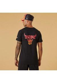 New Era - Koszulka z krótkim rękawem Chicago Bulls Back Body. Kolor: czerwony, wielokolorowy, czarny. Długość rękawa: krótki rękaw. Długość: krótkie