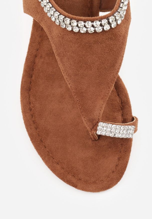 Renee - Brązowe Eleganckie Sandały w Stylu Boho z Paskiem na Duży Palec i Cyrkoniami Poreila. Zapięcie: pasek. Kolor: brązowy. Materiał: len. Wzór: aplikacja. Sezon: lato. Obcas: na płaskiej podeszwie. Styl: boho, elegancki