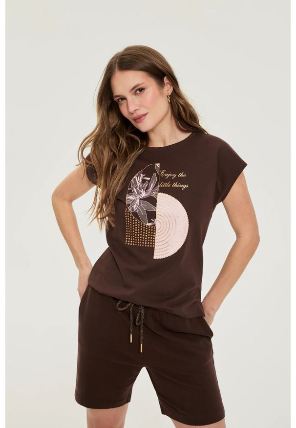 MOODO - T-shirt z nadrukiem brązowy. Kolor: brązowy. Materiał: bawełna. Wzór: nadruk