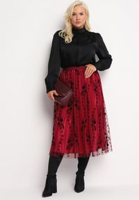 Born2be - Bordowa Midi Plisowana Spódnica z Gumką w Pasie i Tiulem w Kwiaty Selkitrad. Kolor: czerwony. Materiał: tiul. Wzór: kwiaty #1