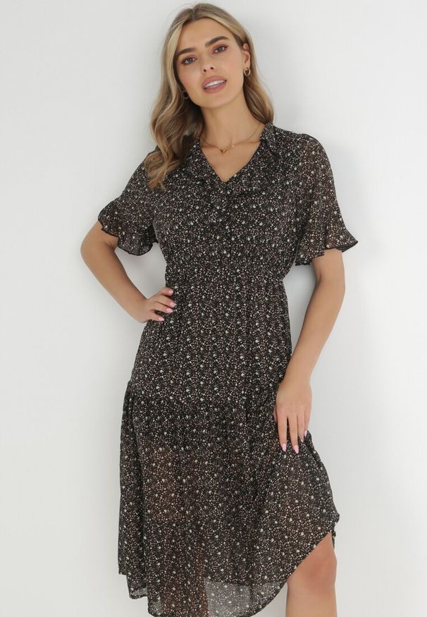 Born2be - Czarna Sukienka Koti. Typ kołnierza: kołnierz z falbankami. Kolor: czarny. Materiał: tkanina. Długość rękawa: krótki rękaw. Wzór: kwiaty, nadruk, aplikacja. Długość: midi