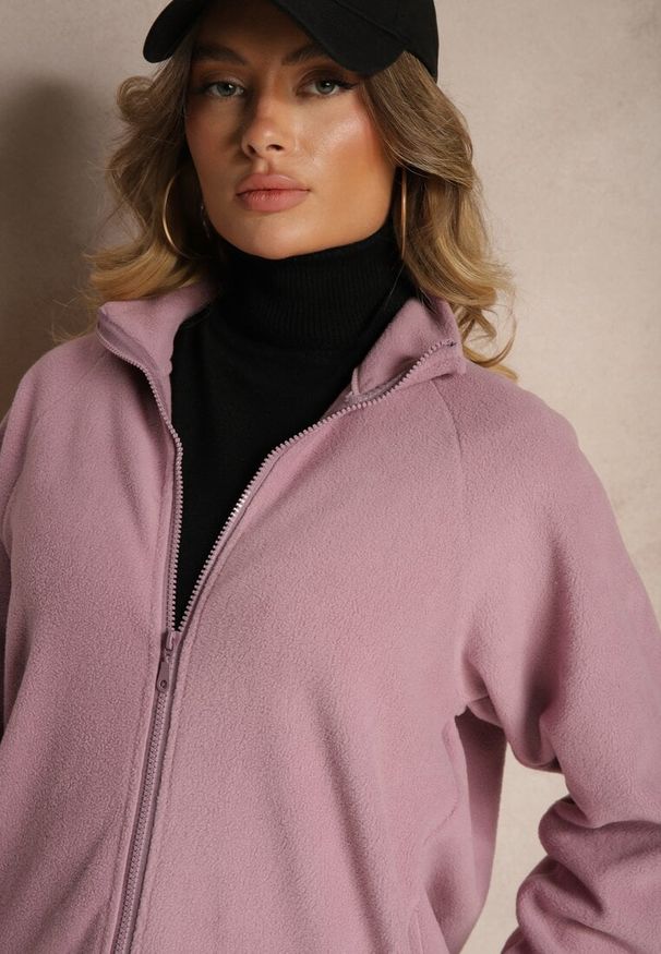 Renee - Fioletowa Bluza z Zapięciem na Suwak Kieszeniami i Stójką Esandria. Okazja: na co dzień. Typ kołnierza: kołnierzyk stójkowy. Kolor: fioletowy. Materiał: jeans. Styl: casual, klasyczny