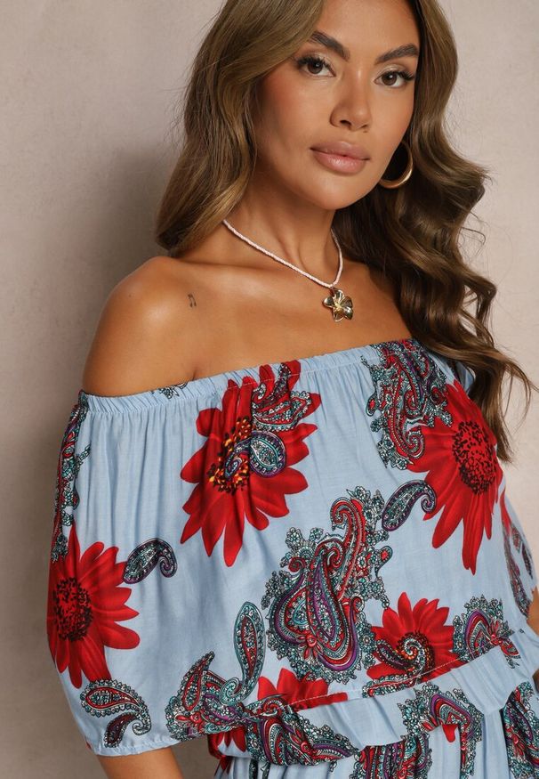 Renee - Niebiesko-Czerwony Wiskozowy Taliowany Kombinezon Ozdobiony Kwiecistym Wzorem Nelanora. Okazja: na co dzień. Kolor: niebieski. Materiał: wiskoza. Wzór: aplikacja. Sezon: lato. Styl: casual, elegancki