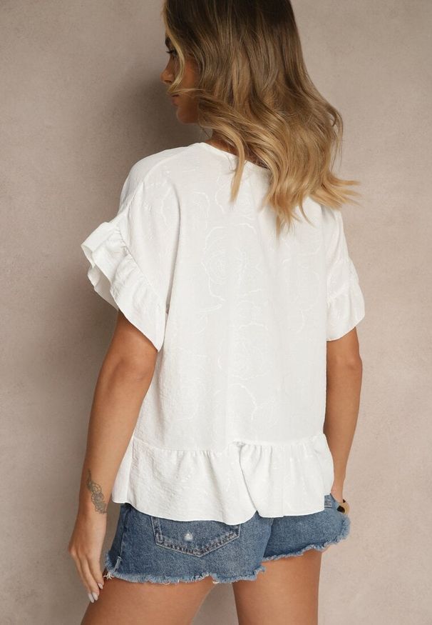 Renee - Biała Bluzka Oversize Ozdobiona Falbanami Liriele. Okazja: na co dzień. Kolor: biały. Materiał: jeans. Wzór: aplikacja. Styl: casual
