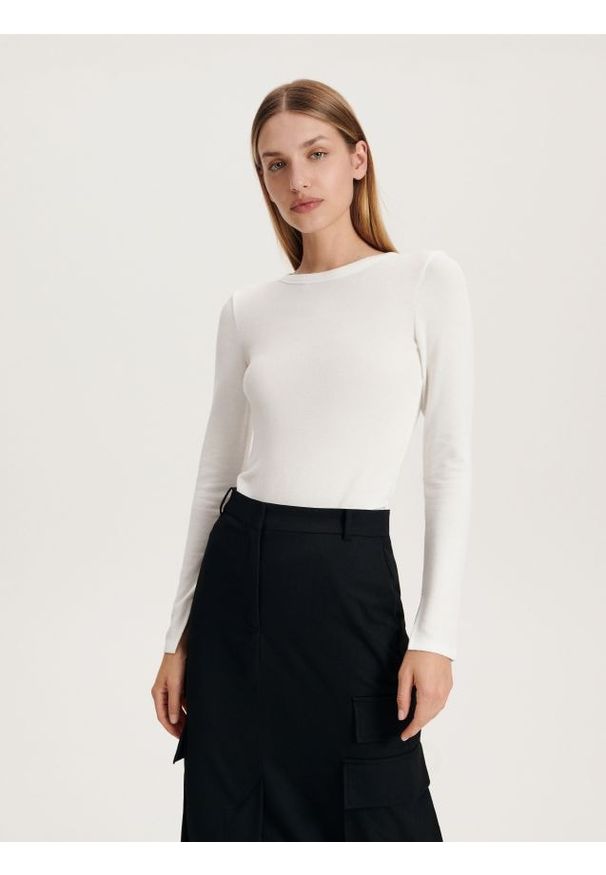 Reserved - Longsleeve slim fit - złamana biel. Materiał: dzianina, wiskoza. Długość rękawa: długi rękaw
