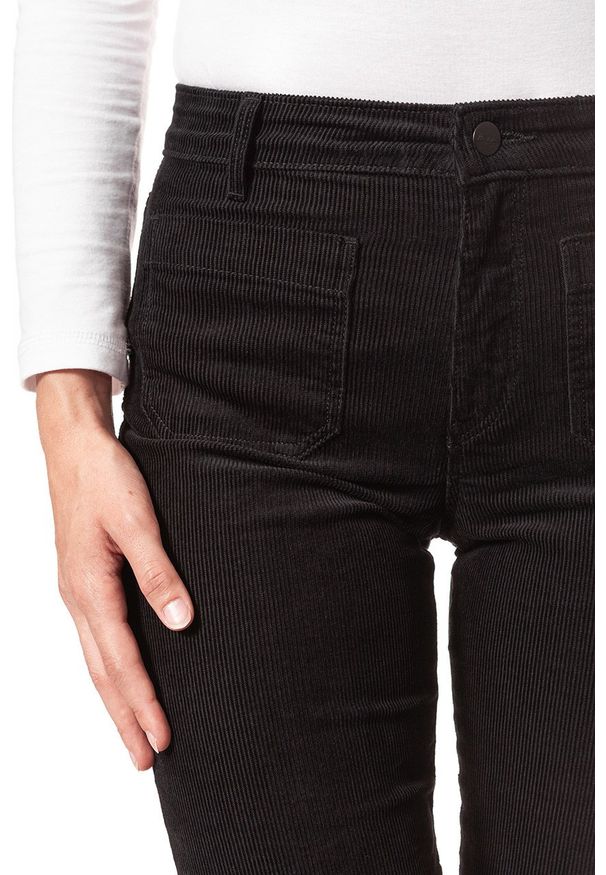 Wrangler - DAMSKIE SPODNIE SZTRUKSOWE WRANGLER FLARE BLACK W233EK100 112127837. Materiał: sztruks. Sezon: lato