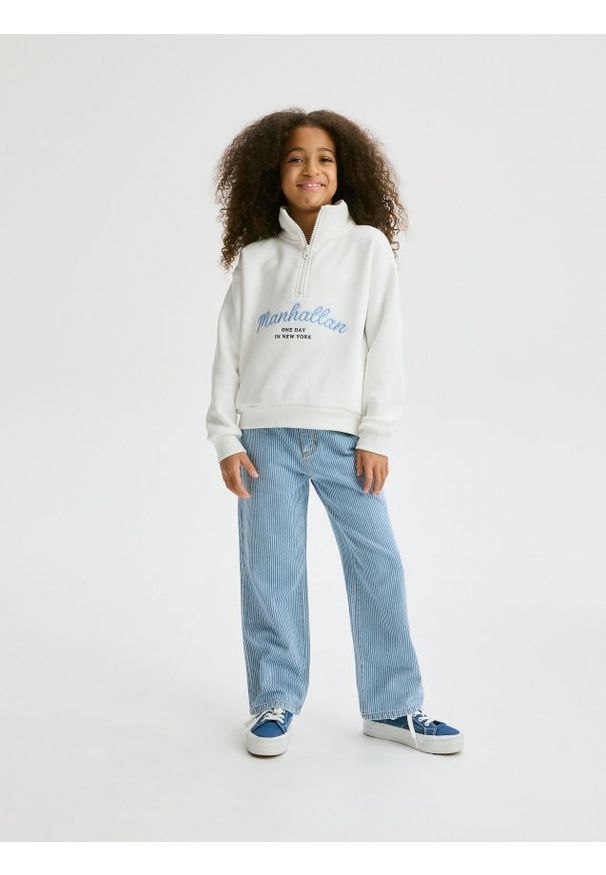 Reserved - Bluza z haftem - złamana biel. Materiał: dzianina, bawełna. Wzór: haft