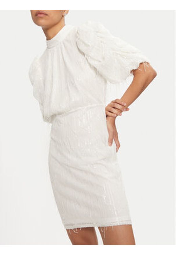 YAS Sukienka koktajlowa Elza 26035567 Écru Regular Fit. Kolor: kremowy. Materiał: syntetyk. Styl: wizytowy