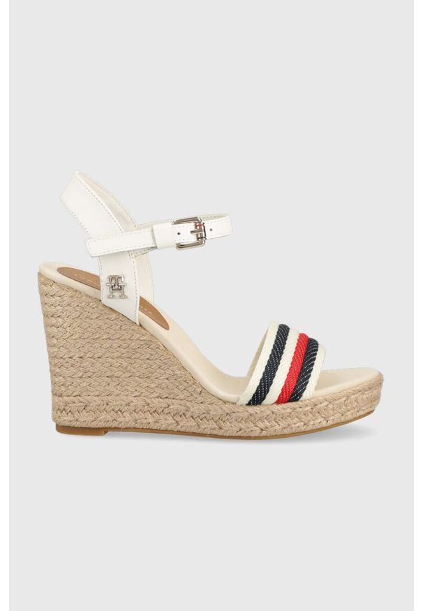 TOMMY HILFIGER - Tommy Hilfiger sandały CORPORATE WEDGE damskie kolor beżowy na koturnie FW0FW07086. Zapięcie: klamry. Kolor: beżowy. Materiał: materiał. Obcas: na koturnie