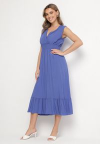 Born2be - Niebieska Wiskozowa Sukienka o Kopertowym Kroju z Falbanką Uliria. Kolor: niebieski. Materiał: wiskoza. Typ sukienki: kopertowe. Styl: elegancki #1