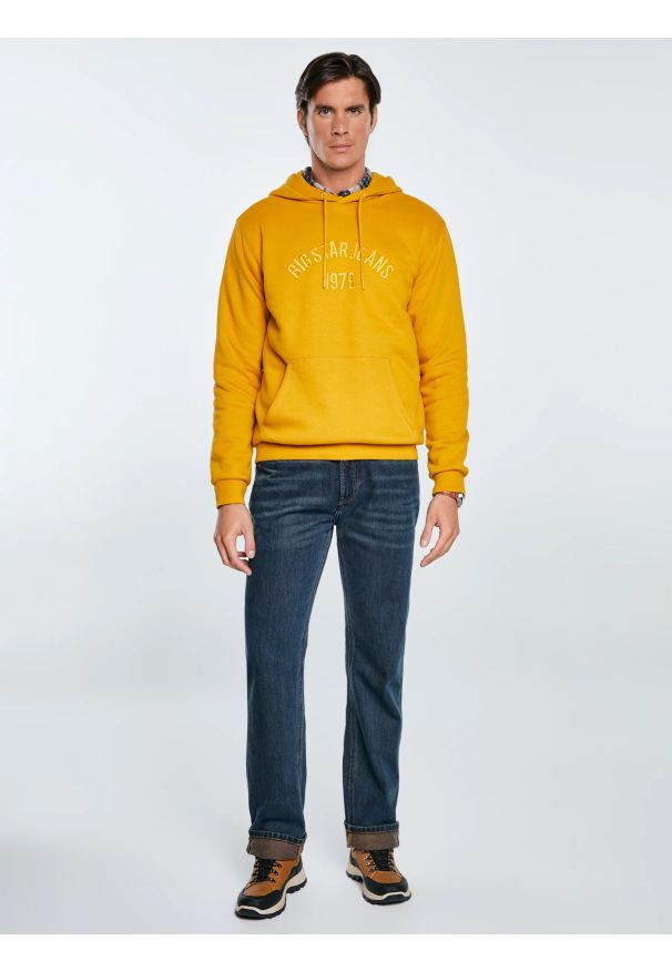 Big-Star - Bluza męska z nadrukiem z kapturem żółta Aslan 203. Okazja: na co dzień. Typ kołnierza: kaptur. Kolor: złoty. Materiał: dzianina, denim. Wzór: nadruk. Styl: casual, klasyczny