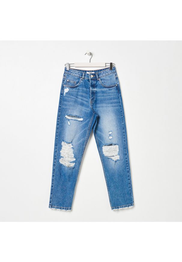 Sinsay - Mom jeans z przetarciami ECO AWARE - Niebieski. Kolor: niebieski