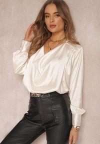 Renee - Jasnobeżowa Bluzka Satynowa z Lejącym Dekoltem Conni. Kolor: beżowy. Materiał: satyna. Długość rękawa: długi rękaw. Długość: długie. Styl: elegancki