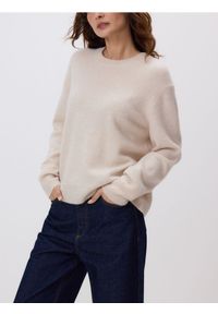 Reserved - Sweter z wełną i dodatkiem kaszmiru - beżowy. Kolor: beżowy. Materiał: wełna, kaszmir #1