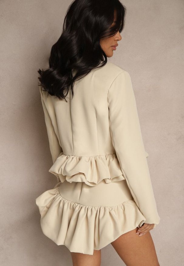 Renee - Beżowy Komplet w Garniturowym Stylu z Falbanami Marynarka i Spódnico-Szorty Volene. Kolor: beżowy