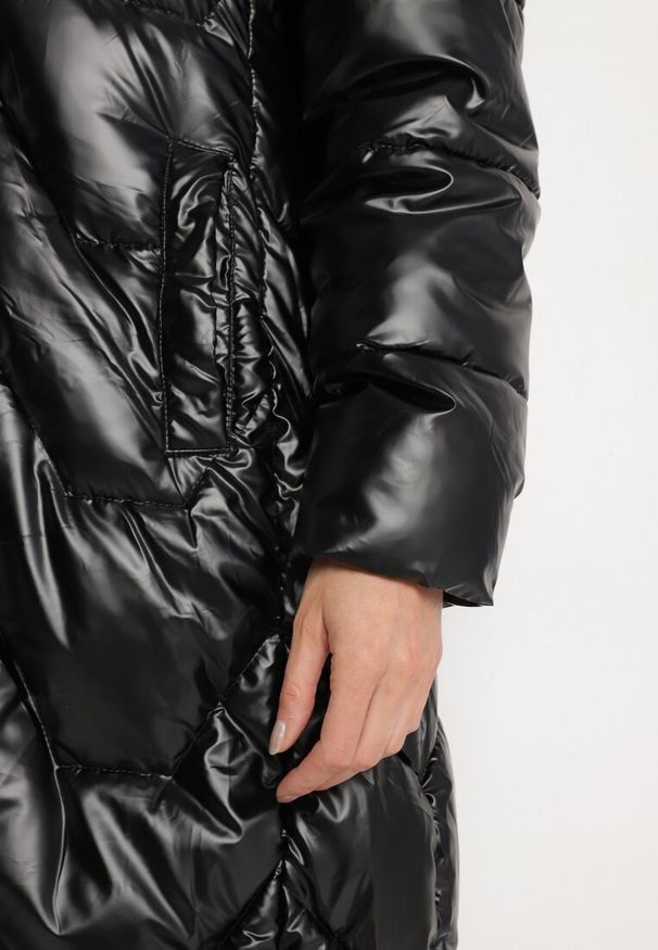 Born2be - Czarna Zimowa Kurtka Pikowana o Długim Kroju z Kapturem z Odpinanym Futrem Lilareen. Okazja: na co dzień. Typ kołnierza: kaptur. Kolor: czarny. Materiał: futro. Długość: długie. Sezon: zima. Styl: casual, elegancki