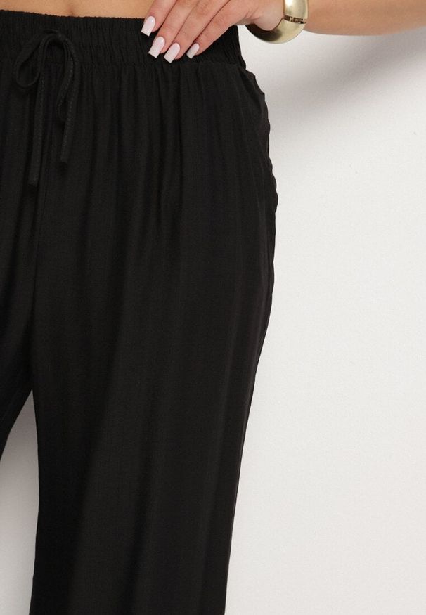 Born2be - Czarne Wiskozowe Szerokie Spodnie z Wysokim Stanem Divola. Okazja: na co dzień, na spacer. Stan: podwyższony. Kolor: czarny. Materiał: wiskoza. Sezon: lato. Styl: klasyczny, casual