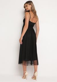Born2be - Czarna Sukienka na Ramiączkach z Gumką w Talii i Falbanką Watalia. Okazja: na imprezę. Kolor: czarny. Materiał: materiał. Długość rękawa: na ramiączkach. Sezon: lato #3