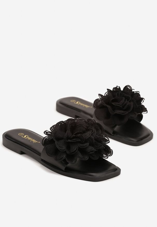 Born2be - Czarne Klapki Ozdobione Aplikacją 3D Fevalene. Okazja: na co dzień. Kolor: czarny. Wzór: aplikacja. Styl: casual, elegancki