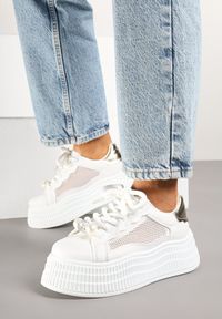 Born2be - Biało-Złote Sneakersy na Platformie z Transparentną Siateczką Perłami i Cyrkoniami Aderiba. Okazja: na co dzień. Kolor: biały. Materiał: jeans. Wzór: aplikacja. Obcas: na platformie