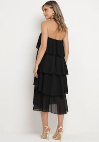 Born2be - Czarna Sukienka z Falbanami Wiązana na Szyi z Broszką Kwiatem Tinallena. Okazja: na co dzień. Kolor: czarny. Wzór: kwiaty. Styl: casual #5