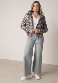 Born2be - Biała Kurtka Przejściowa w Panterkę z Odpinanym Kapturem Antolea. Kolor: biały. Materiał: poliester, jeans. Wzór: motyw zwierzęcy. Styl: klasyczny #6