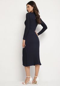 Born2be - Granatowa Dopasowana Sukienka z Wiskozą i Guzikami Novelinea. Okazja: na co dzień. Kolor: niebieski. Materiał: wiskoza. Styl: elegancki, casual #3