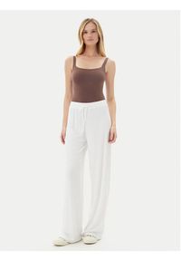 Guess Body O4BM16 KCDE0 Brązowy Slim Fit. Kolor: brązowy. Materiał: syntetyk #4