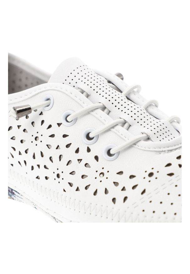 Półbuty damskie Artiker, cholewka ze skóry naturalnej licowej z ażurową perforacją na wiązanie, białe, 58C0378. Kolor: biały. Materiał: skóra. Szerokość cholewki: normalna. Wzór: ażurowy