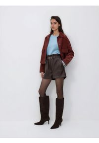 Reserved - Szorty z imitacji skóry z paskiem - ciemnobrązowy. Kolor: brązowy. Materiał: skóra
