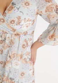 Born2be - Jasnoniebieska Sukienka Sophassa. Okazja: na imprezę. Kolor: niebieski. Wzór: aplikacja, kwiaty. Sezon: lato. Typ sukienki: kopertowe, rozkloszowane. Styl: elegancki #6